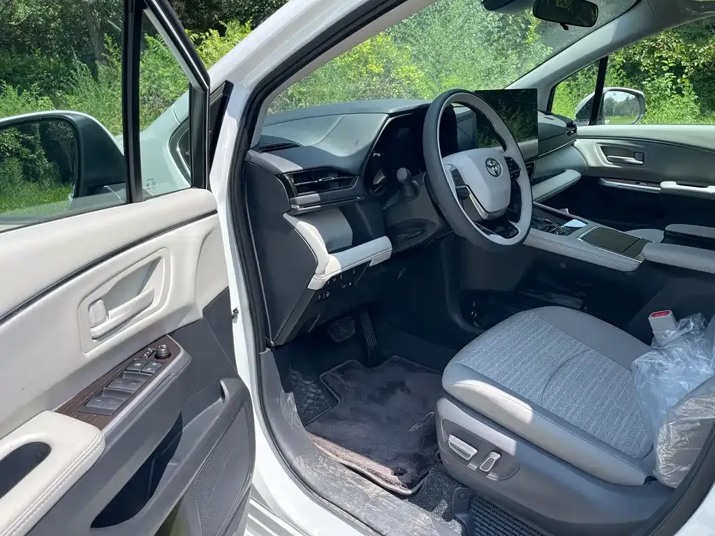 Toyota Sienna — фото 10