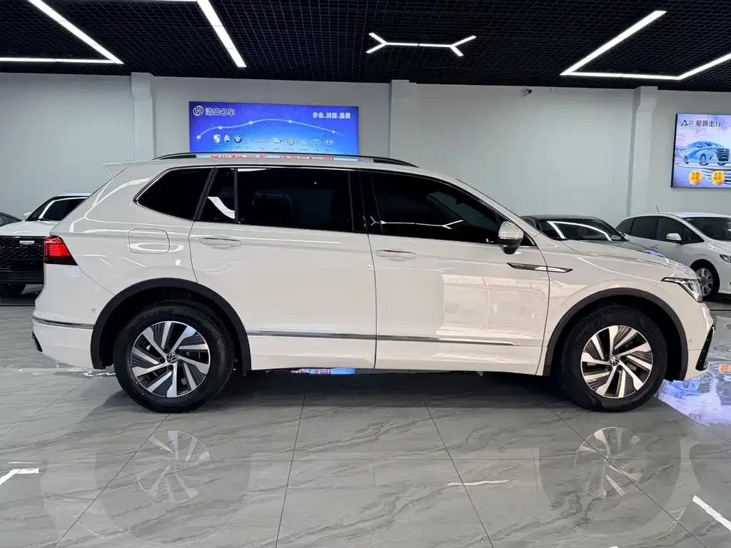 Volkswagen Tiguan L PHEV — фото 6