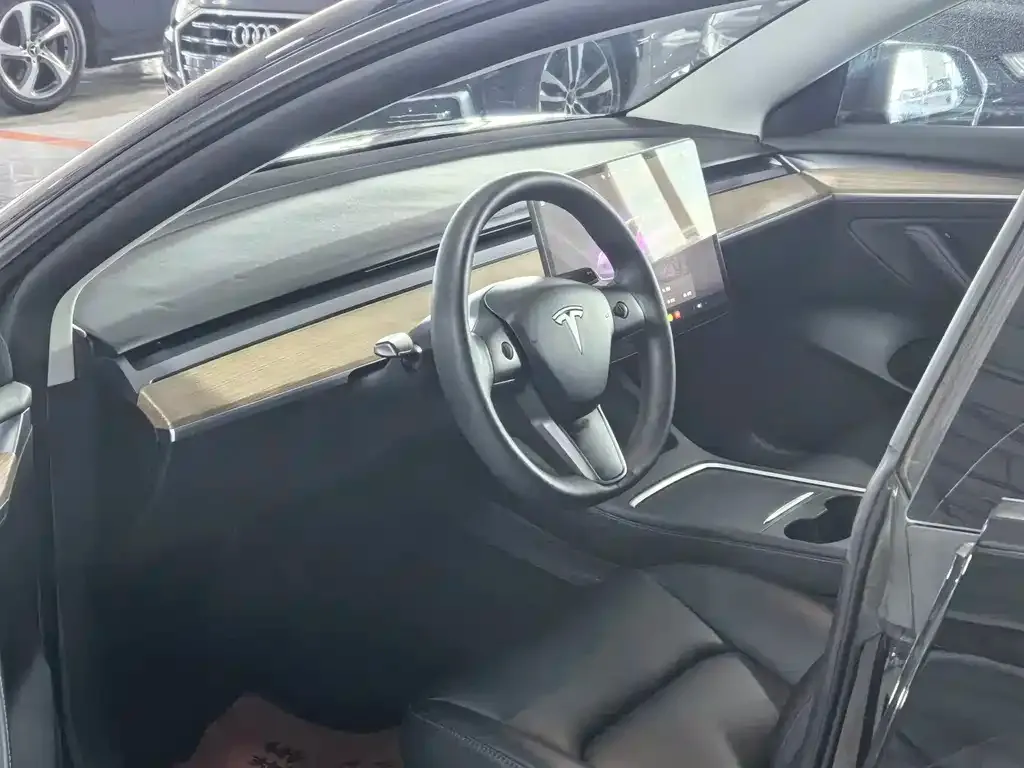 Tesla Model 3 — фото 5