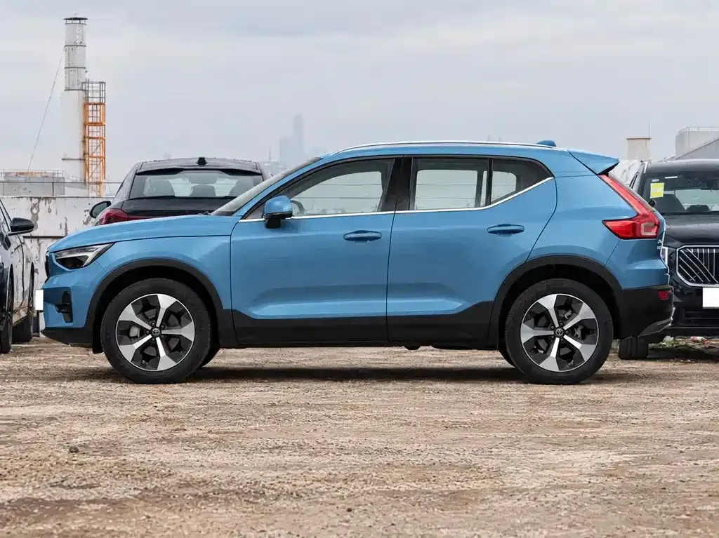 Volvo XC40 — фото 9