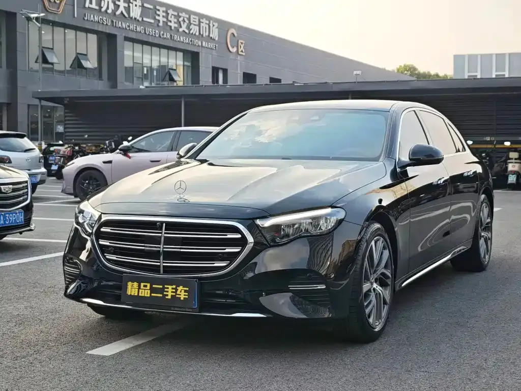 Mercedes-Benz E-Class — фото 1