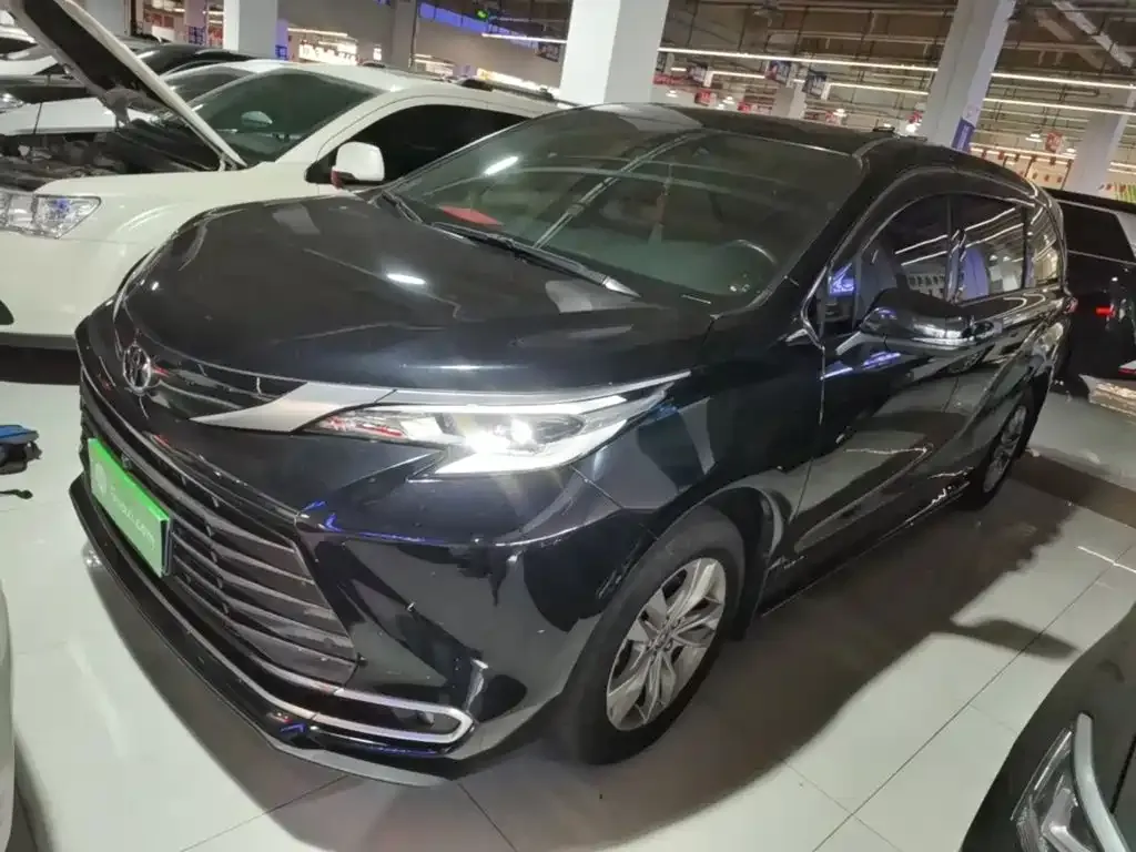 Toyota Sienna — фото 1
