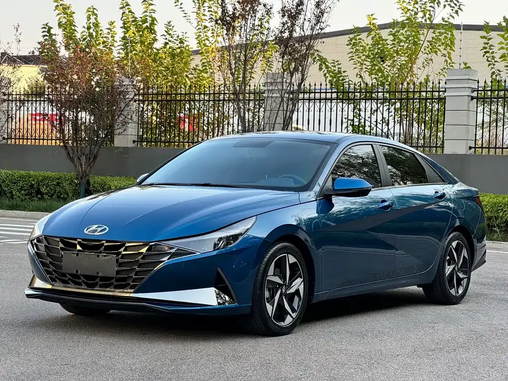 Hyundai Elantra — фото 1