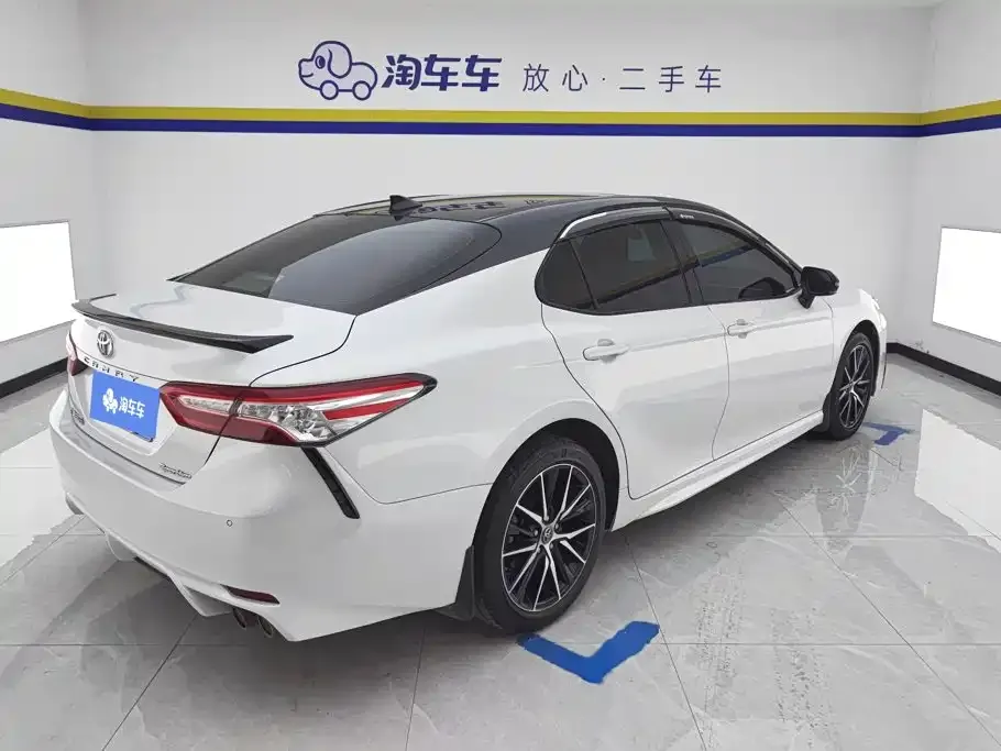 Toyota Camry — фото 2