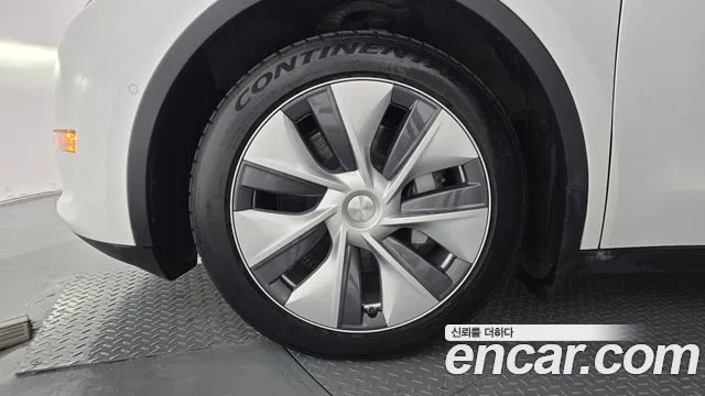 Tesla Model Y — фото 10