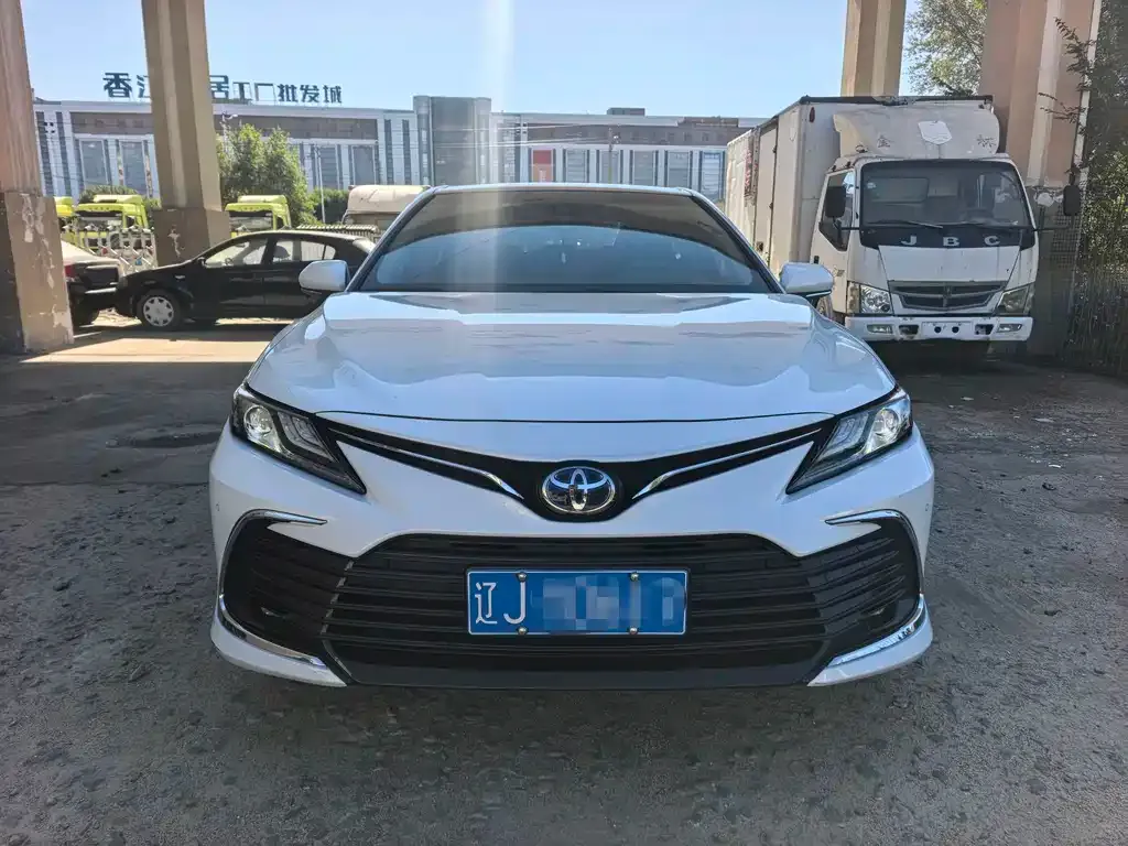 Toyota Camry — фото 1