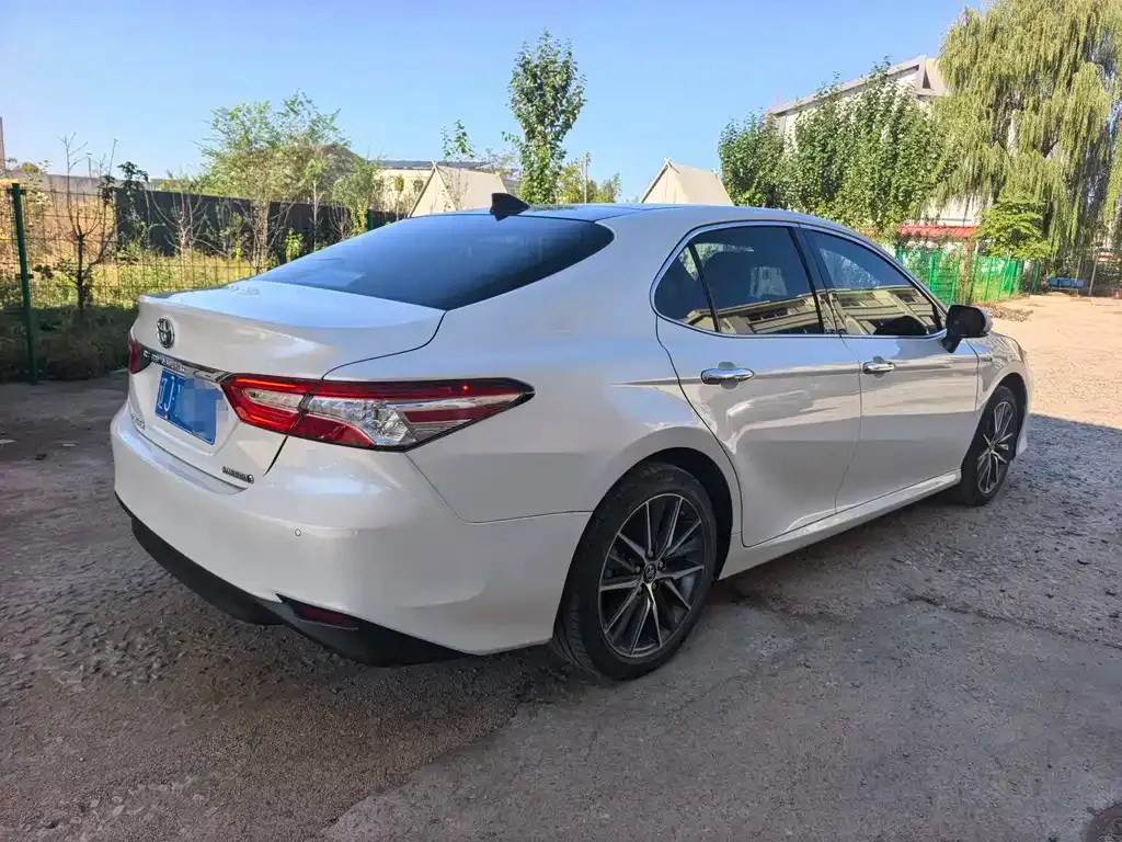 Toyota Camry — фото 2