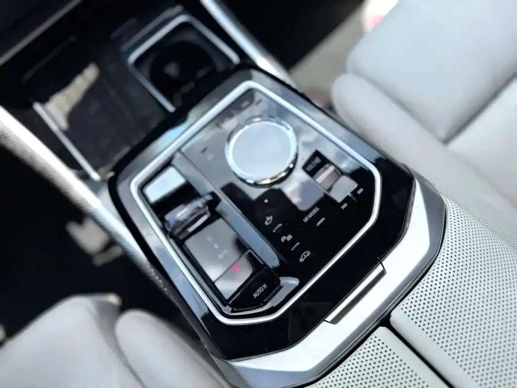 BMW 7 Series — фото 10