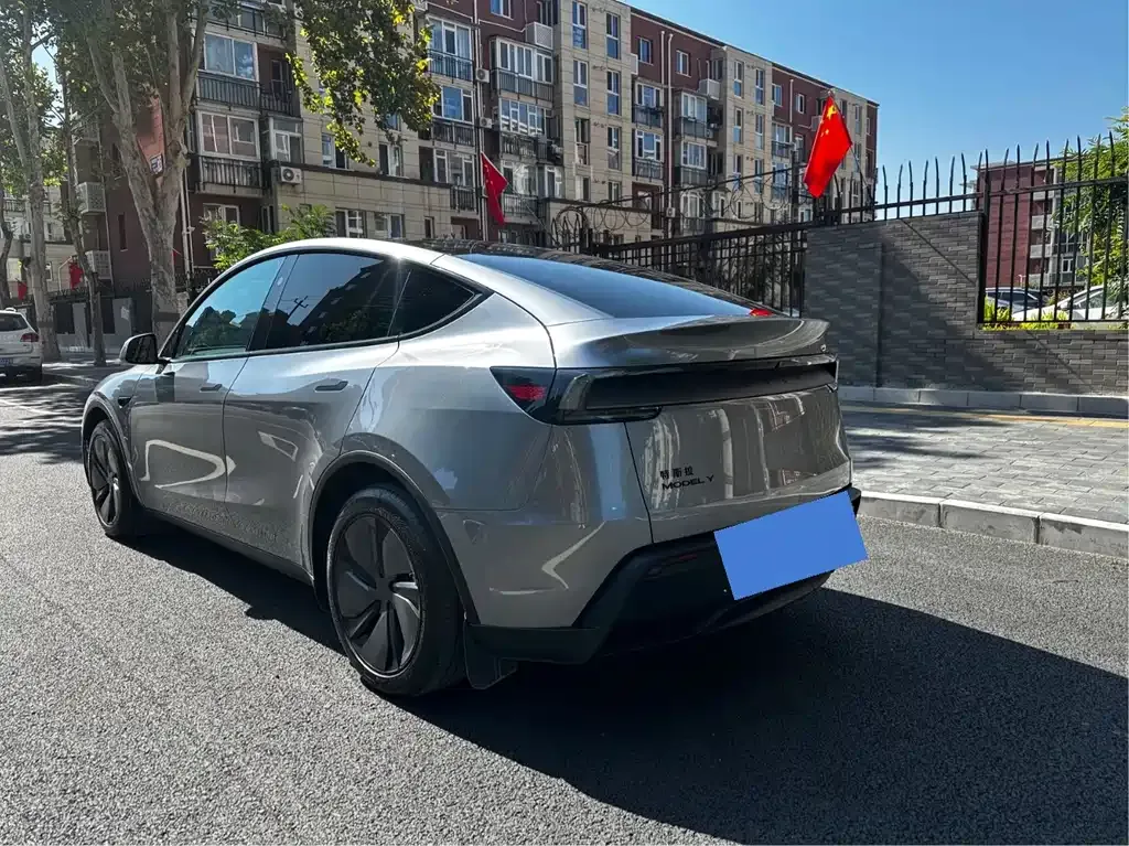 Tesla Model Y — фото 8