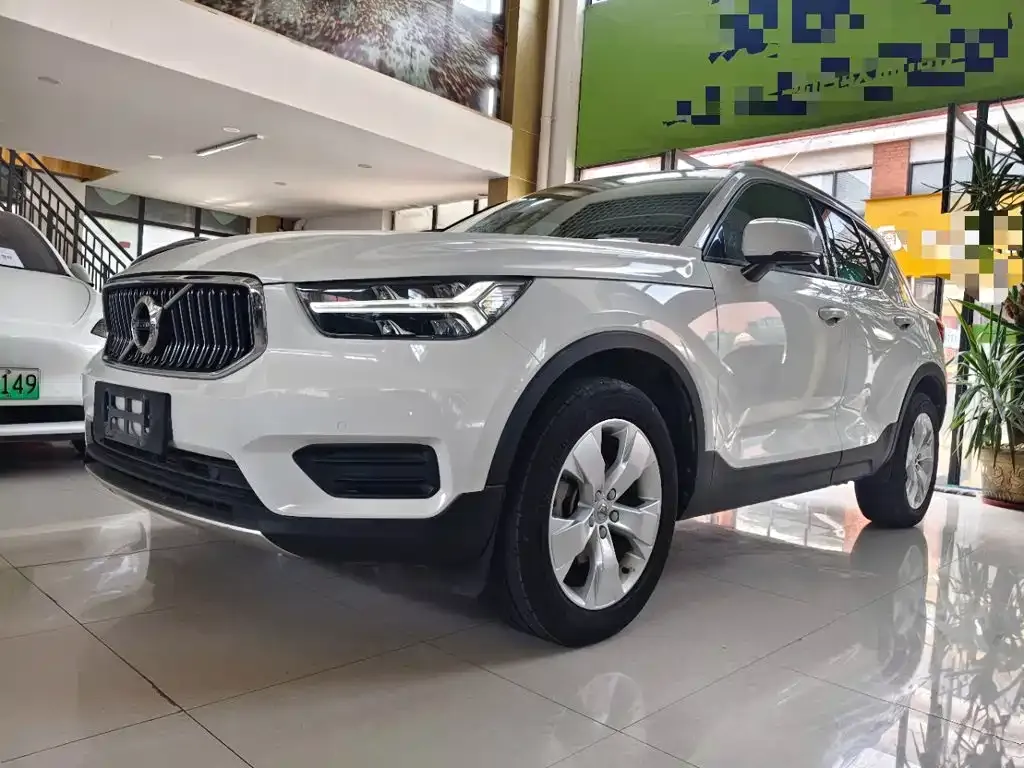 Volvo XC40 — фото 8