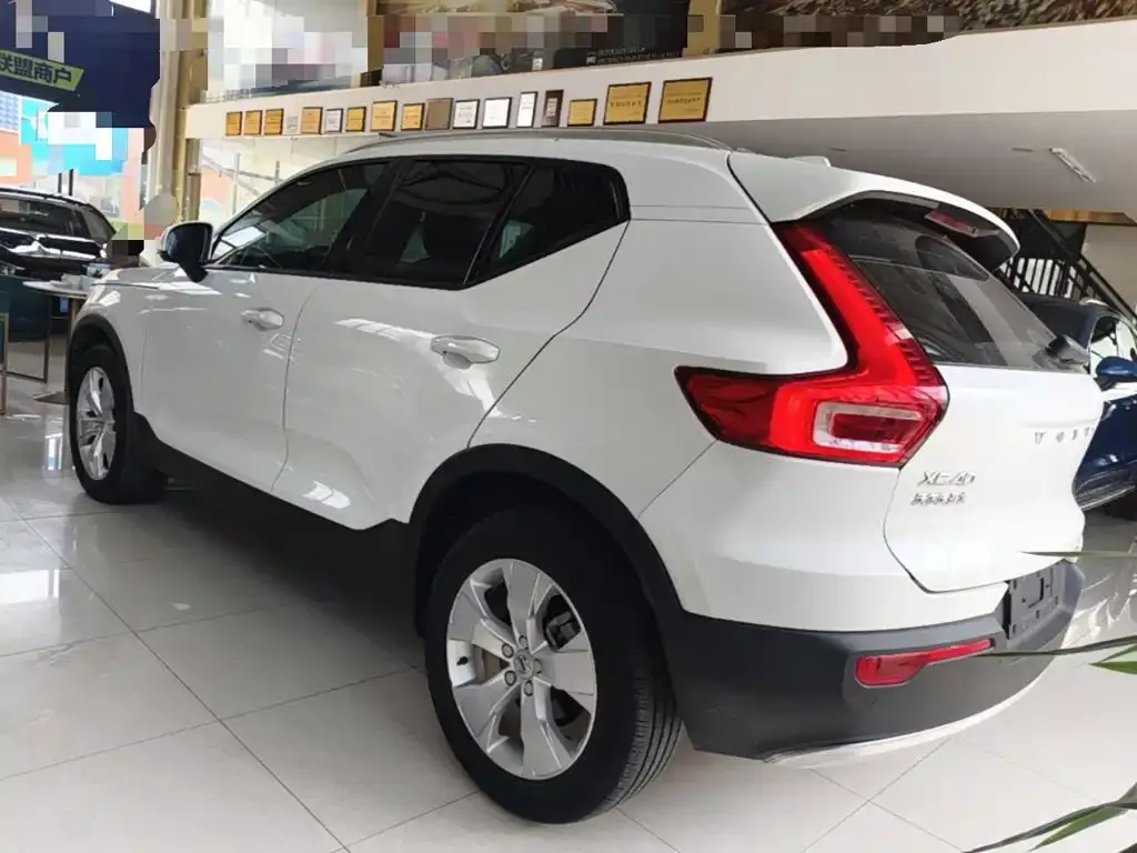 Volvo XC40 — фото 7