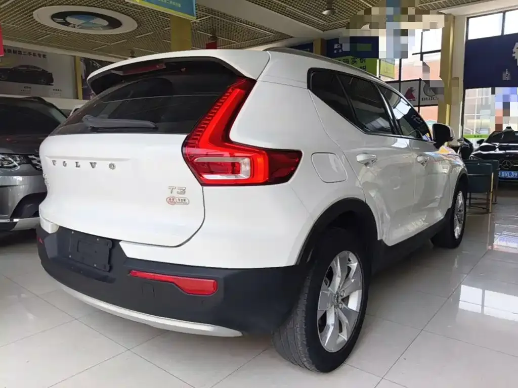Volvo XC40 — фото 9