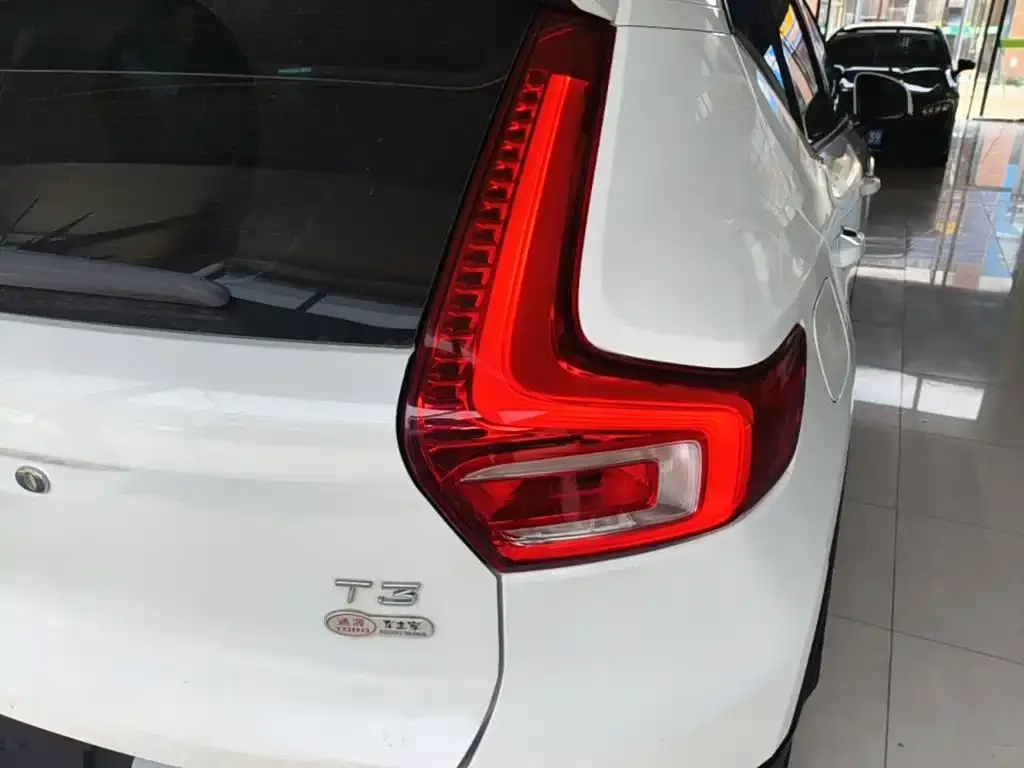 Volvo XC40 — фото 10