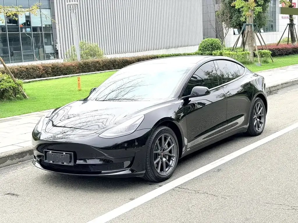 Tesla Model 3 — фото 1