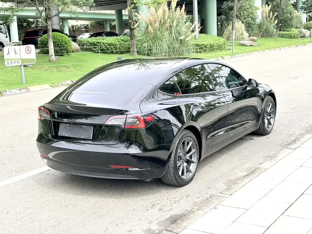 Tesla Model 3 — фото 8