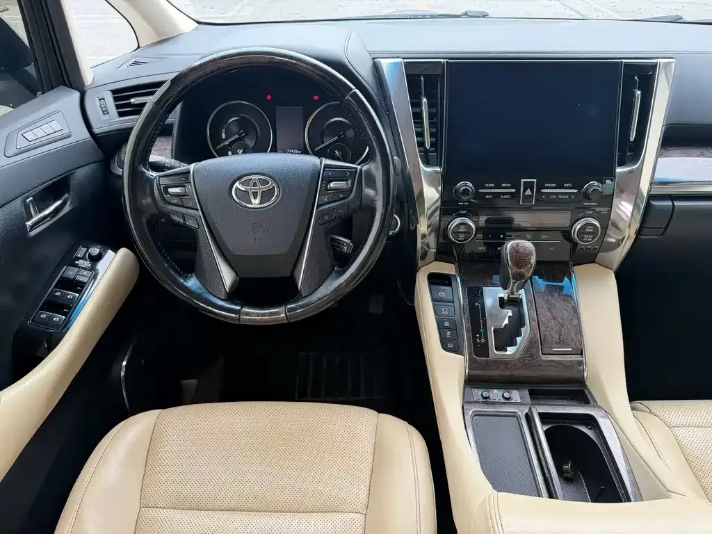 Toyota Vellfire — фото 2