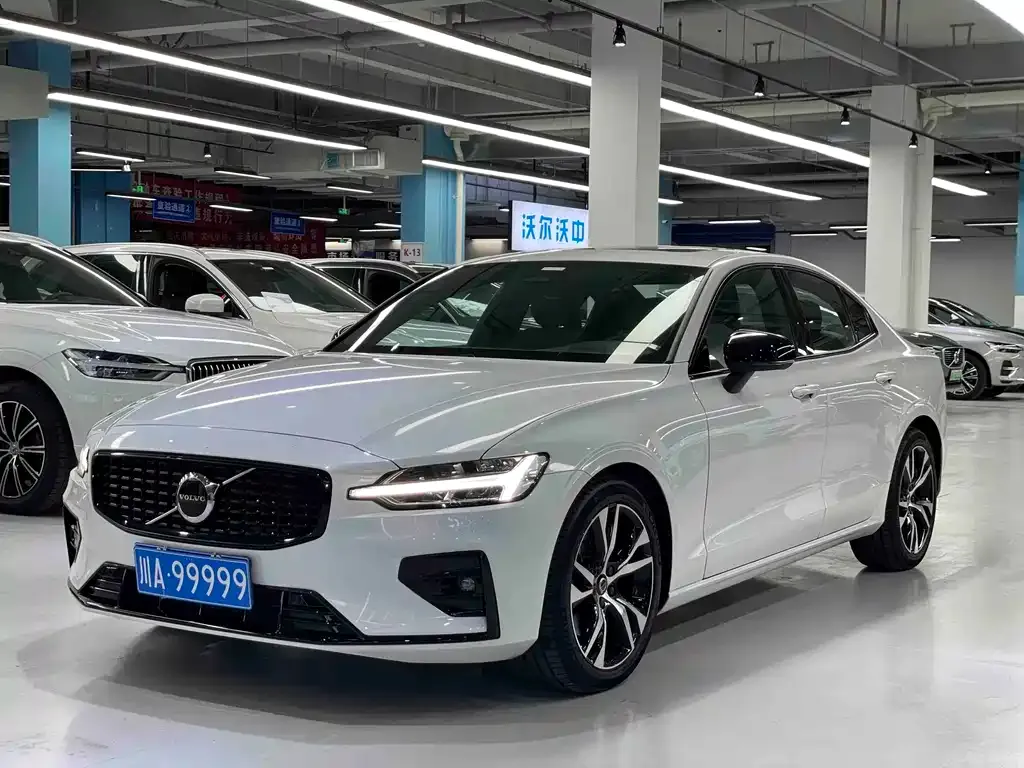 Volvo S60 — фото 1