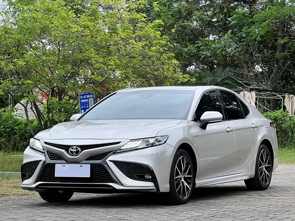 Toyota Camry — фото 1