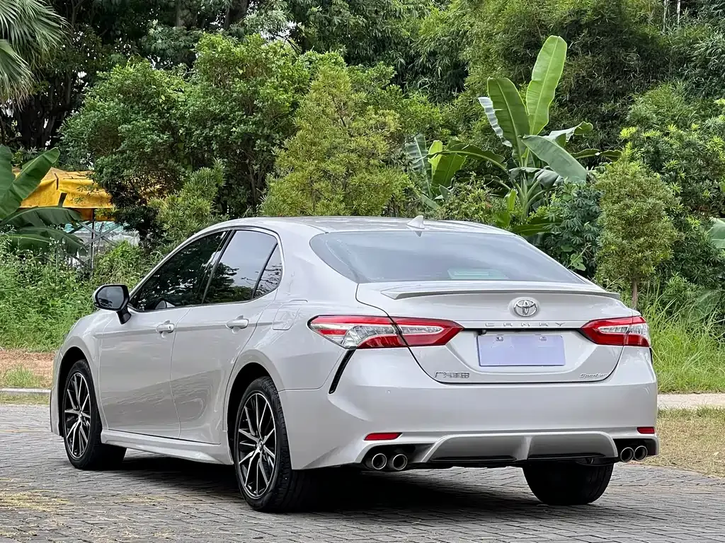 Toyota Camry — фото 9