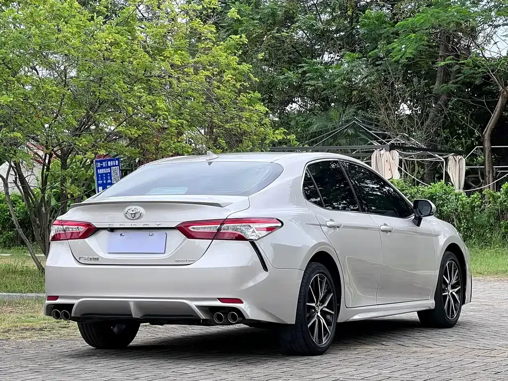 Toyota Camry — фото 7