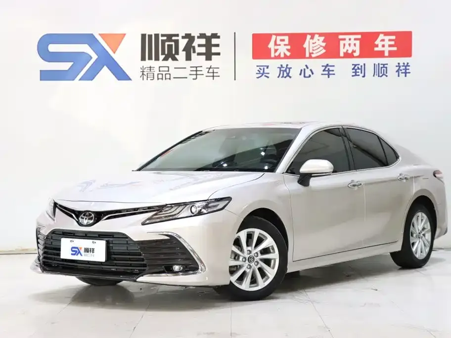 Toyota Camry — фото 1