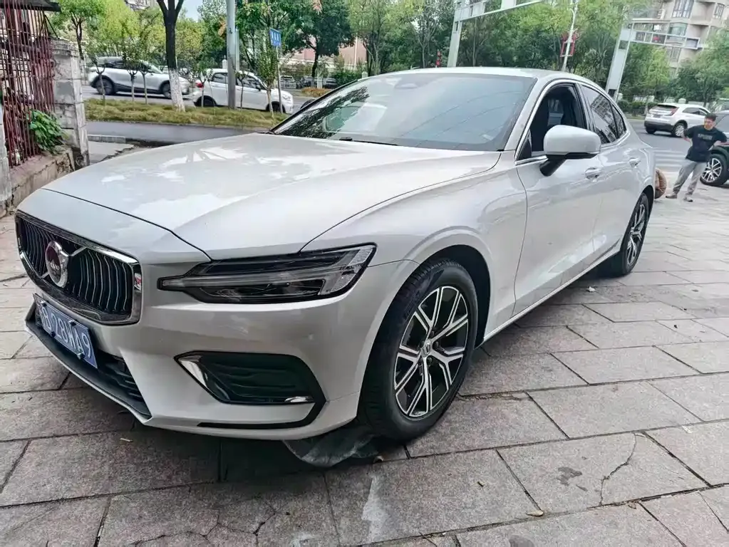 Volvo S60 — фото 1