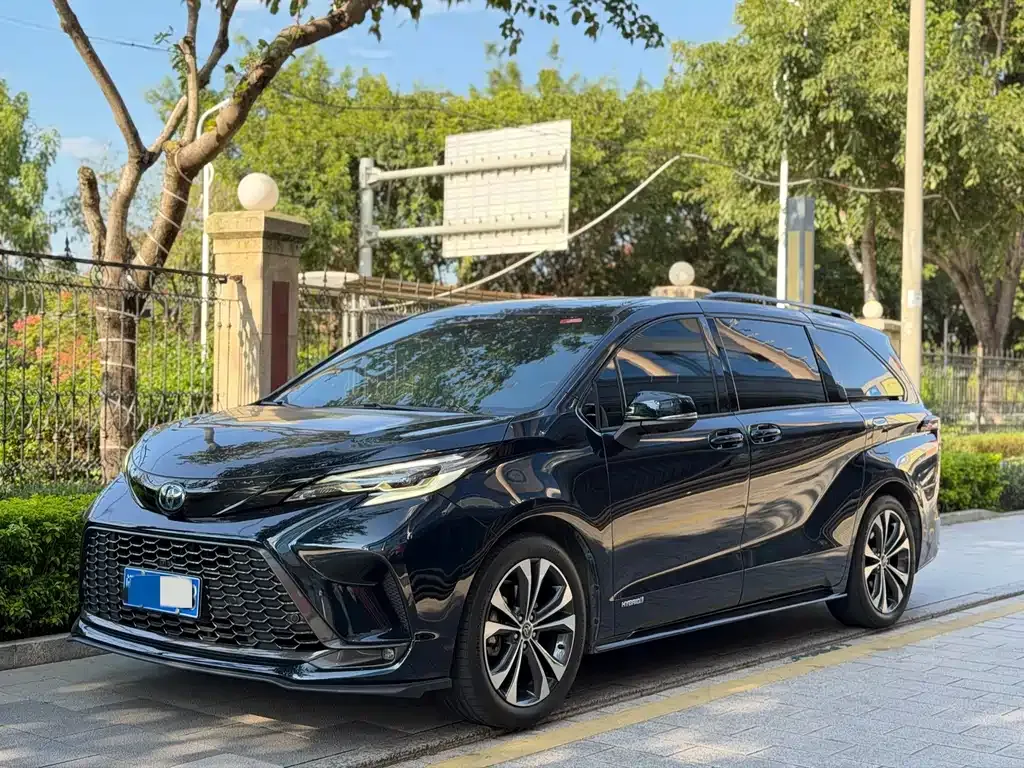 Toyota Granvia — фото 1