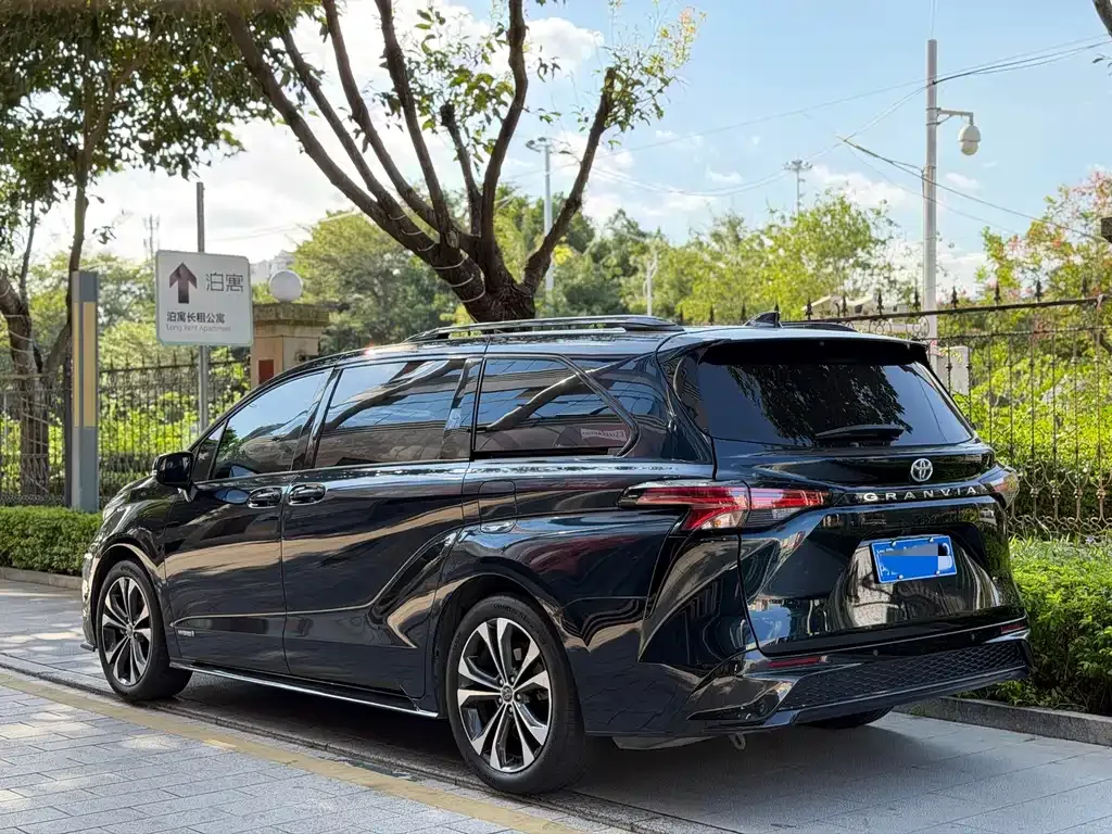 Toyota Granvia — фото 6