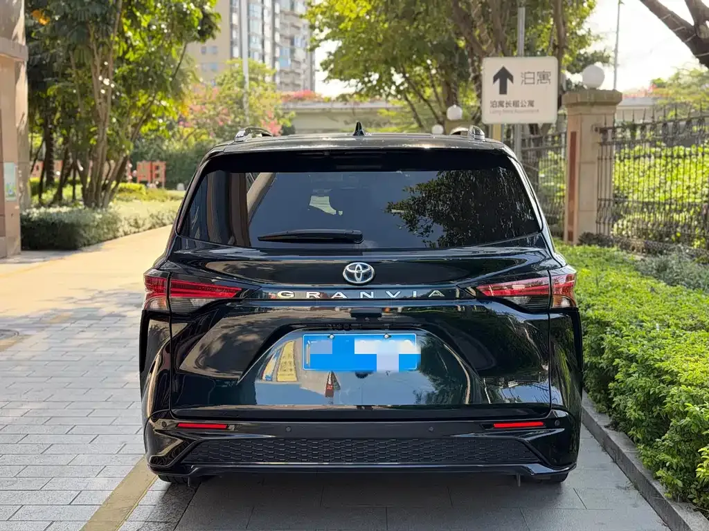 Toyota Granvia — фото 7