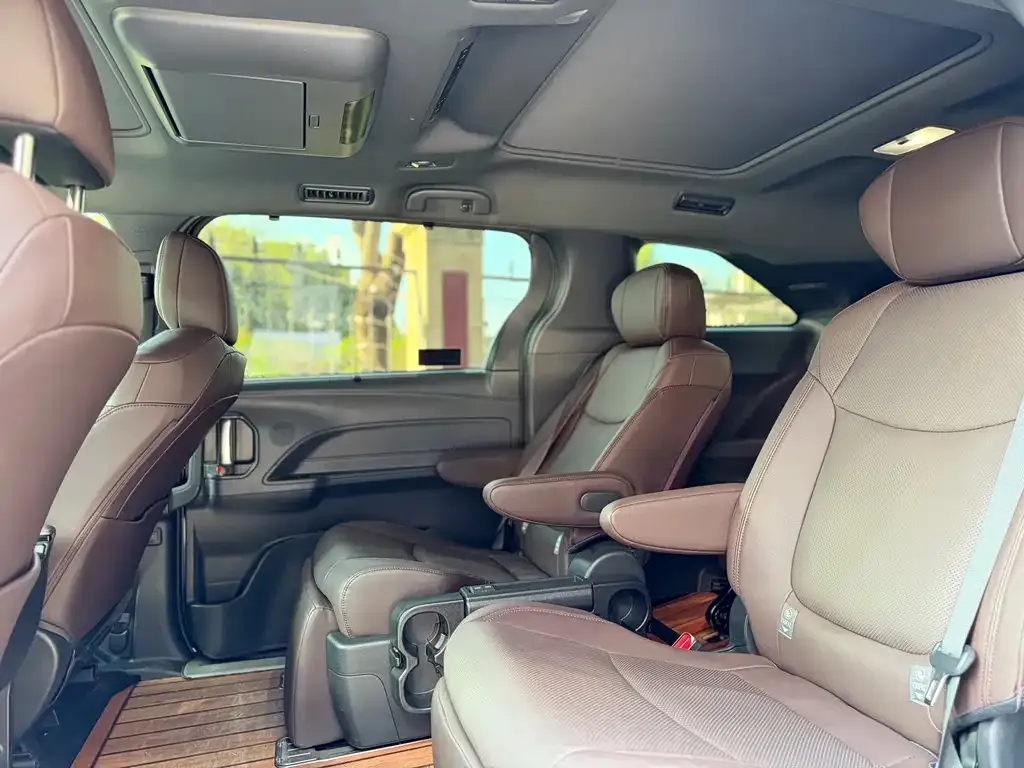 Toyota Granvia — фото 5