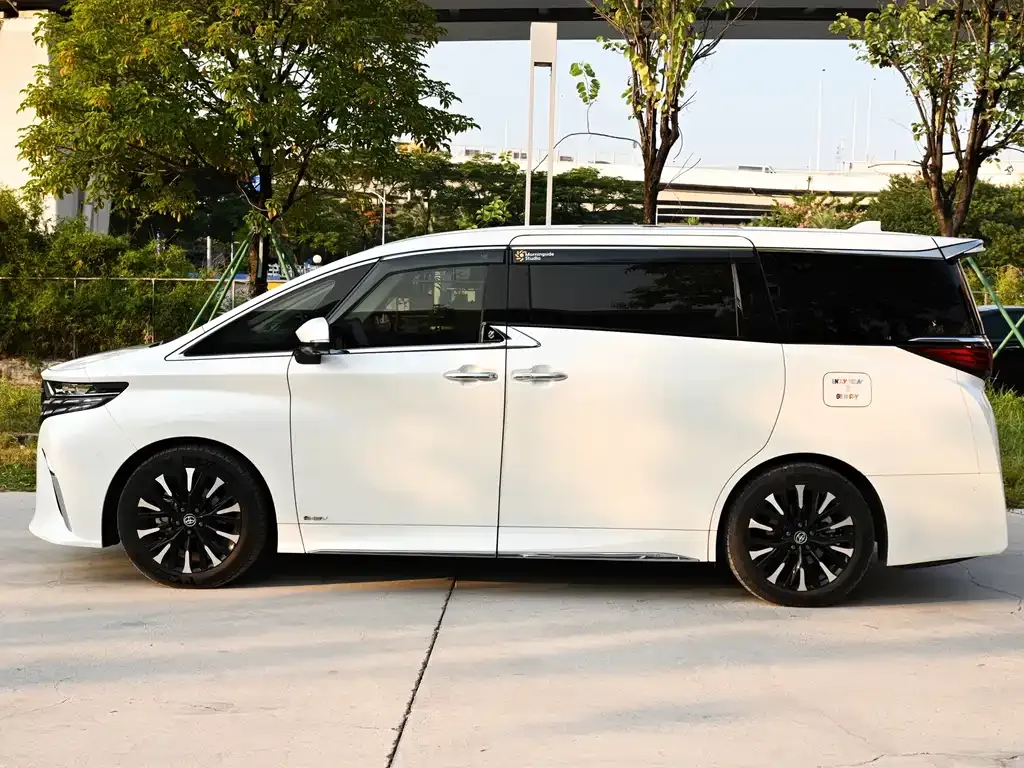 Toyota Alphard — фото 4