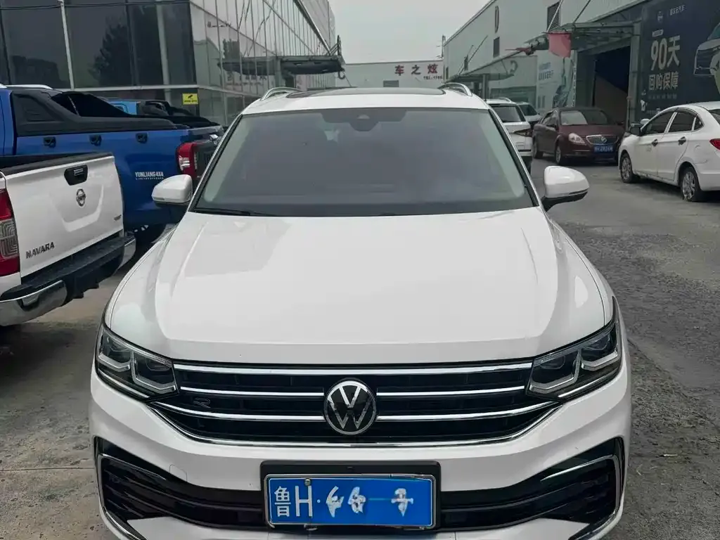 Volkswagen Tiguan L — фото 1