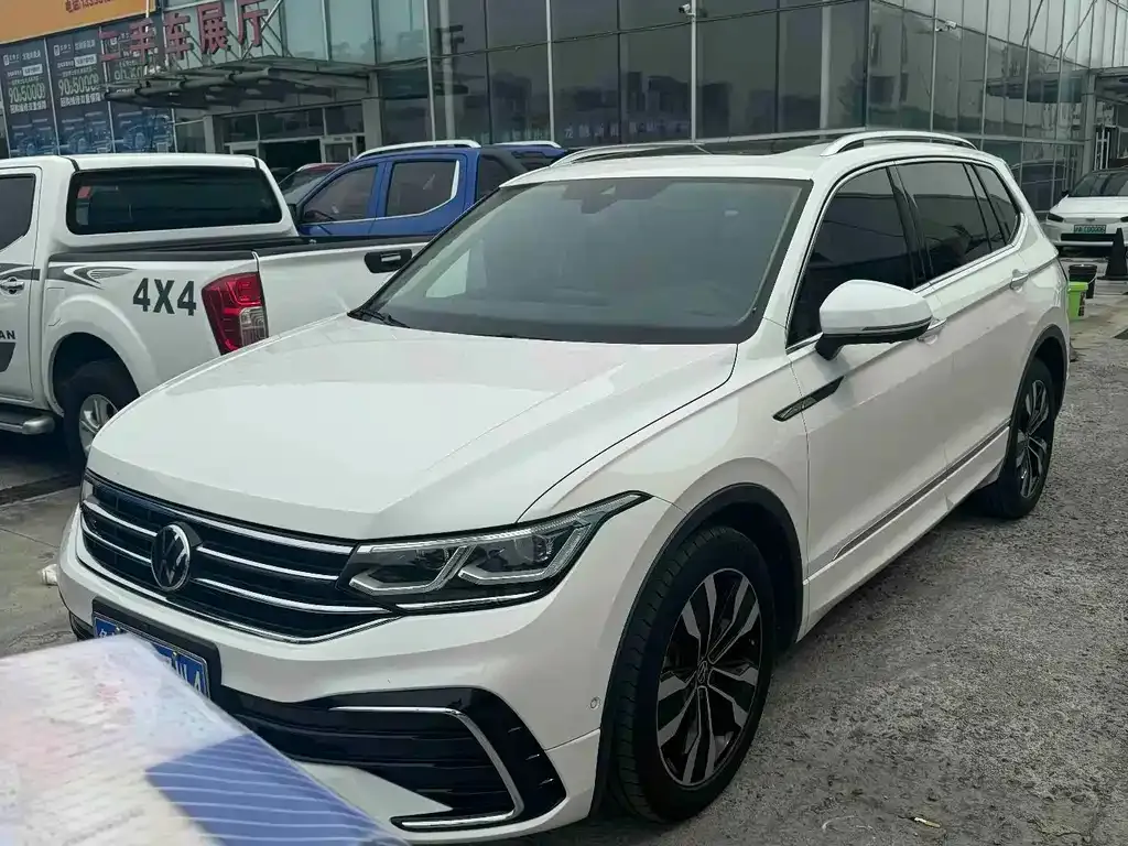 Volkswagen Tiguan L — фото 2