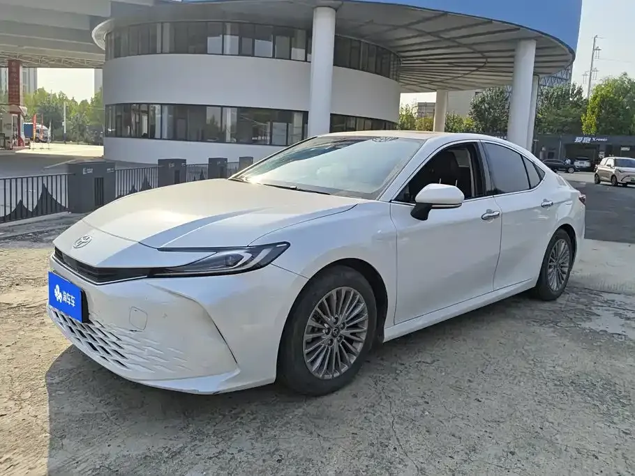 Toyota Camry — фото 1