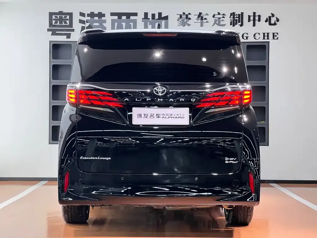 Toyota Alphard — фото 9