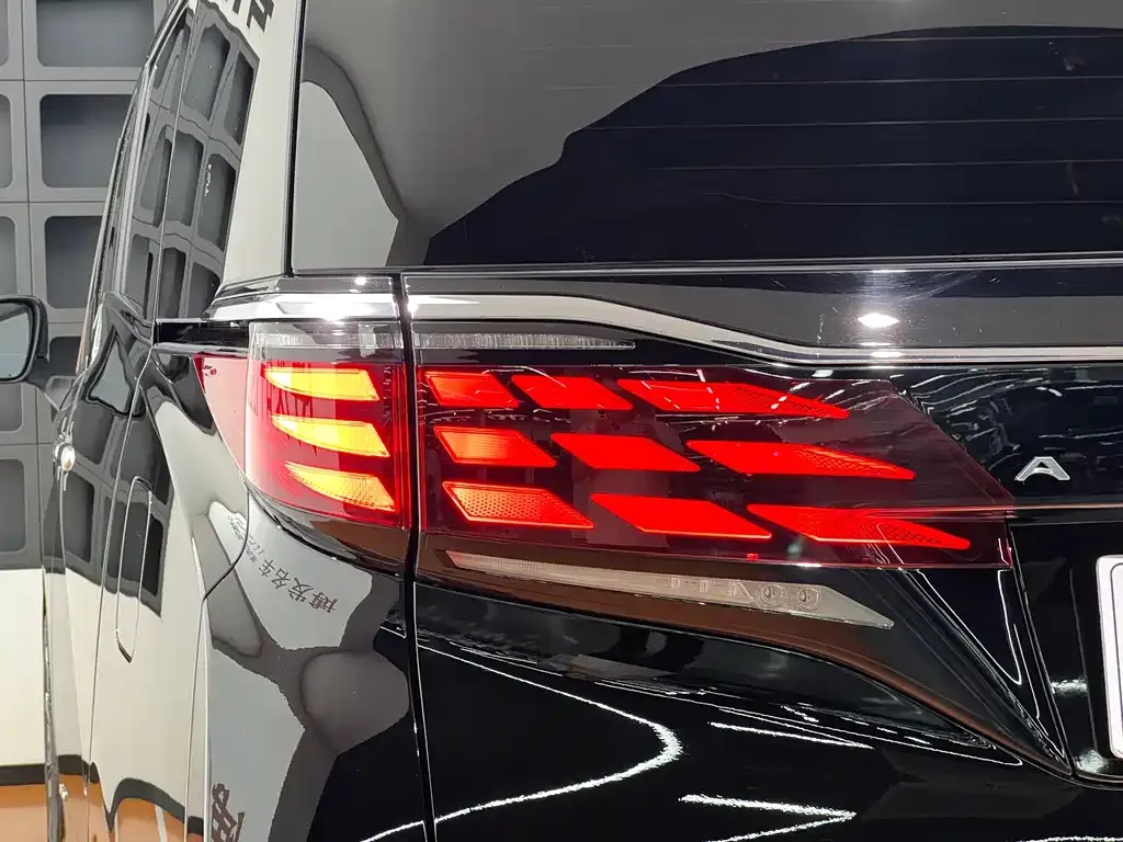 Toyota Alphard — фото 7