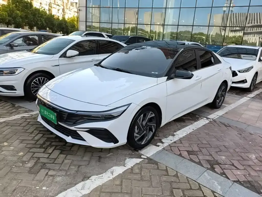Hyundai Elantra — фото 1