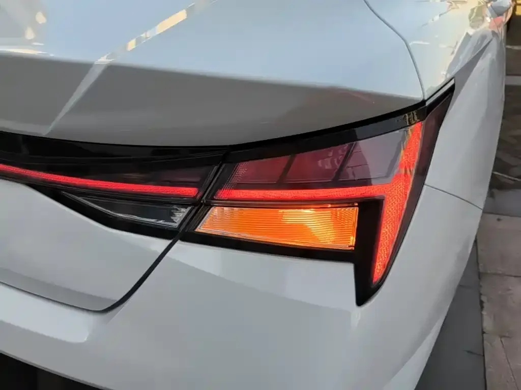 Hyundai Elantra — фото 2