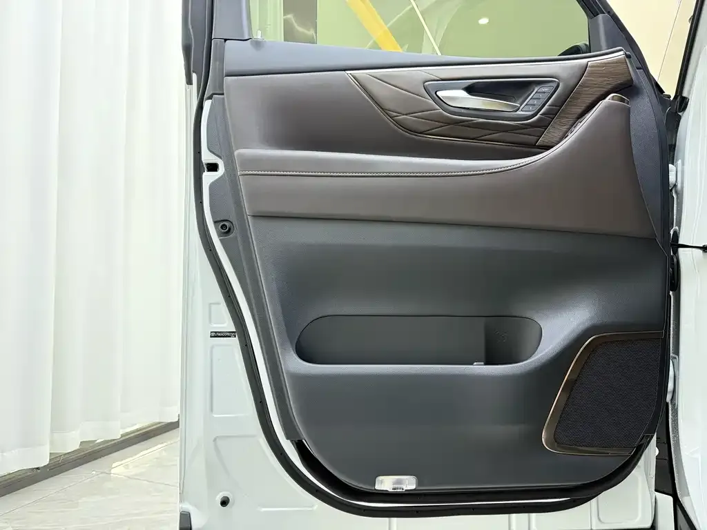 Toyota Vellfire — фото 4