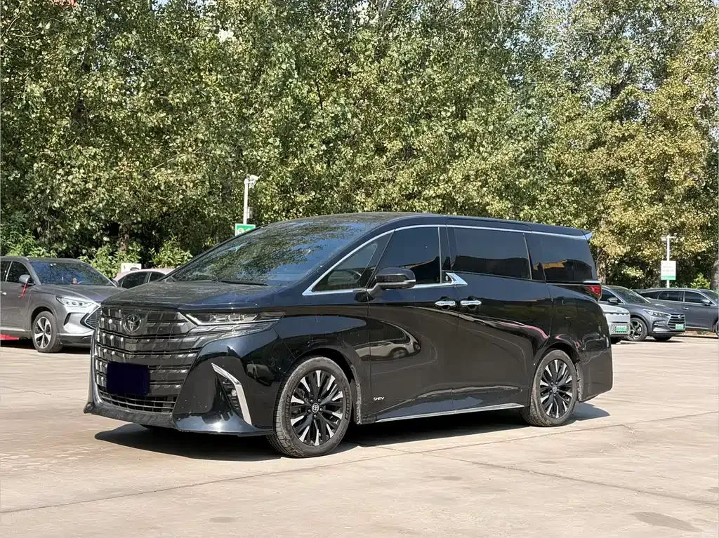 Toyota Alphard — фото 1