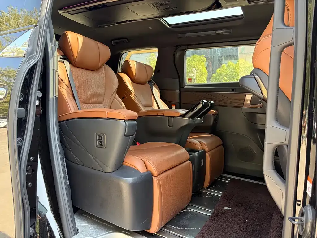 Toyota Alphard — фото 4