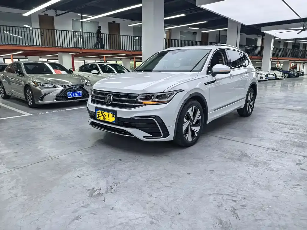 Volkswagen Tiguan L — фото 1