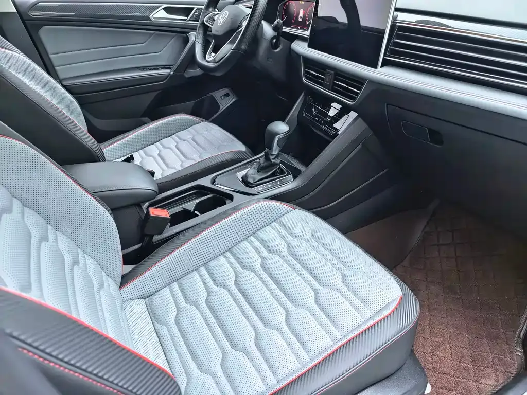 Volkswagen Tiguan L — фото 10