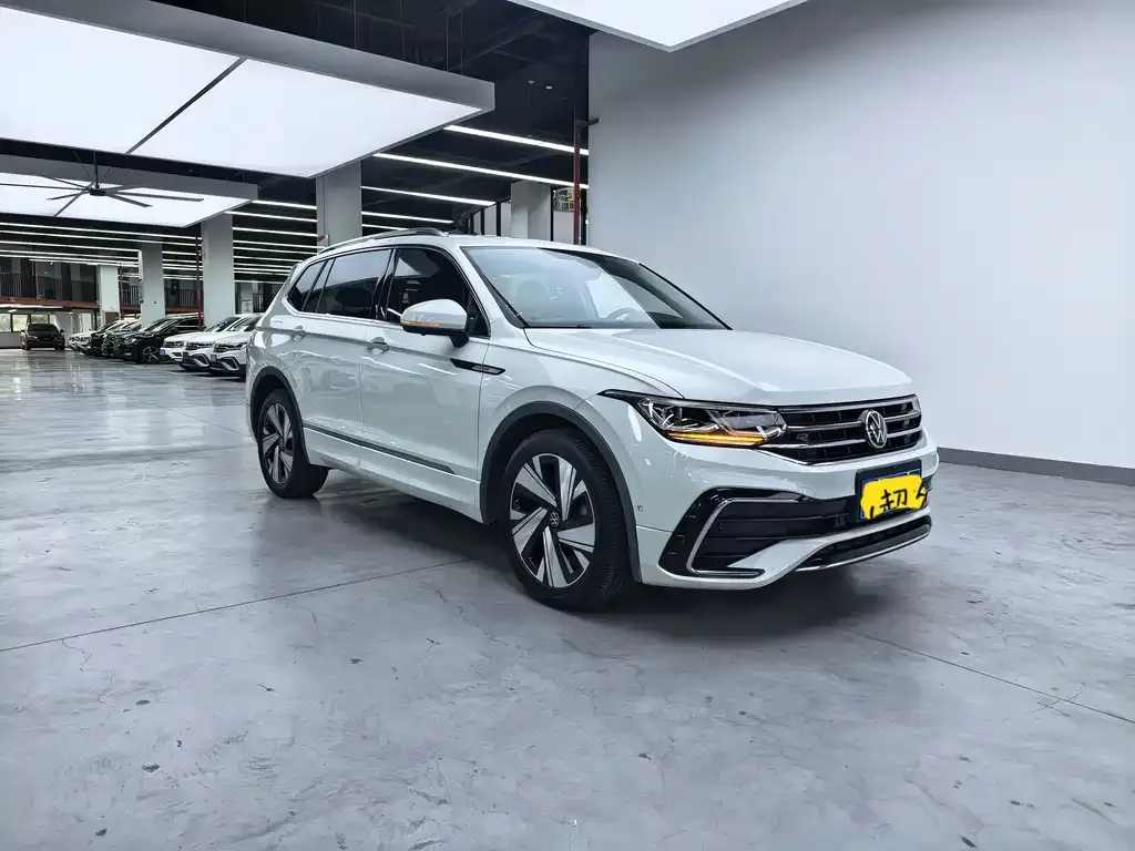 Volkswagen Tiguan L — фото 2