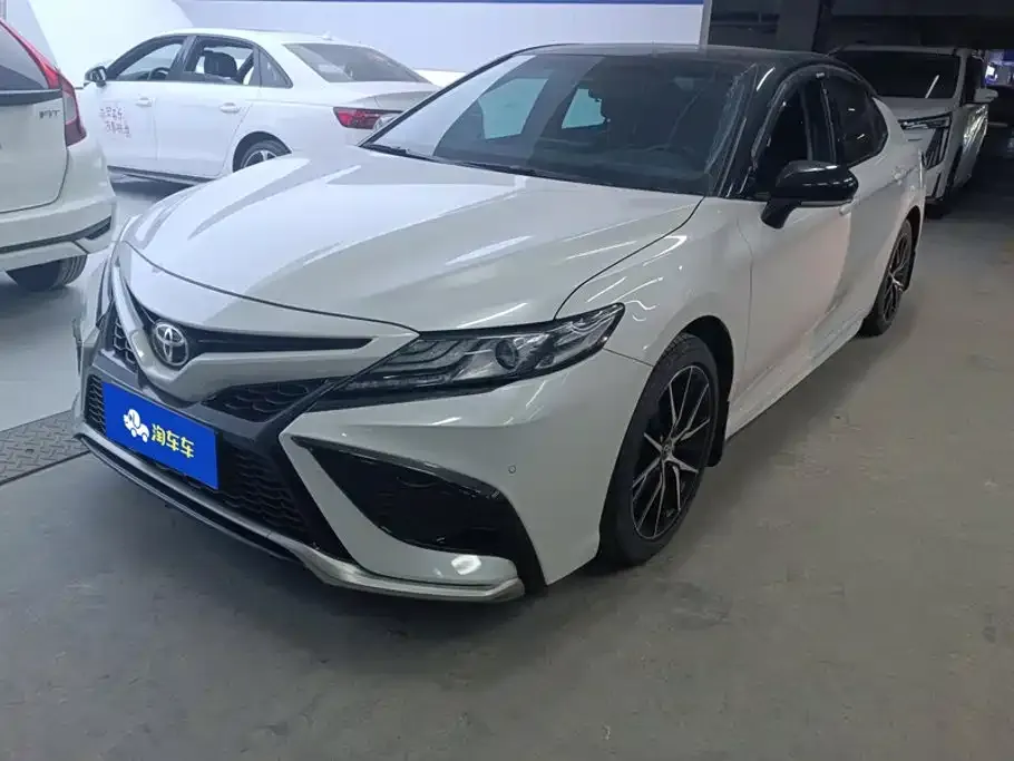 Toyota Camry — фото 1