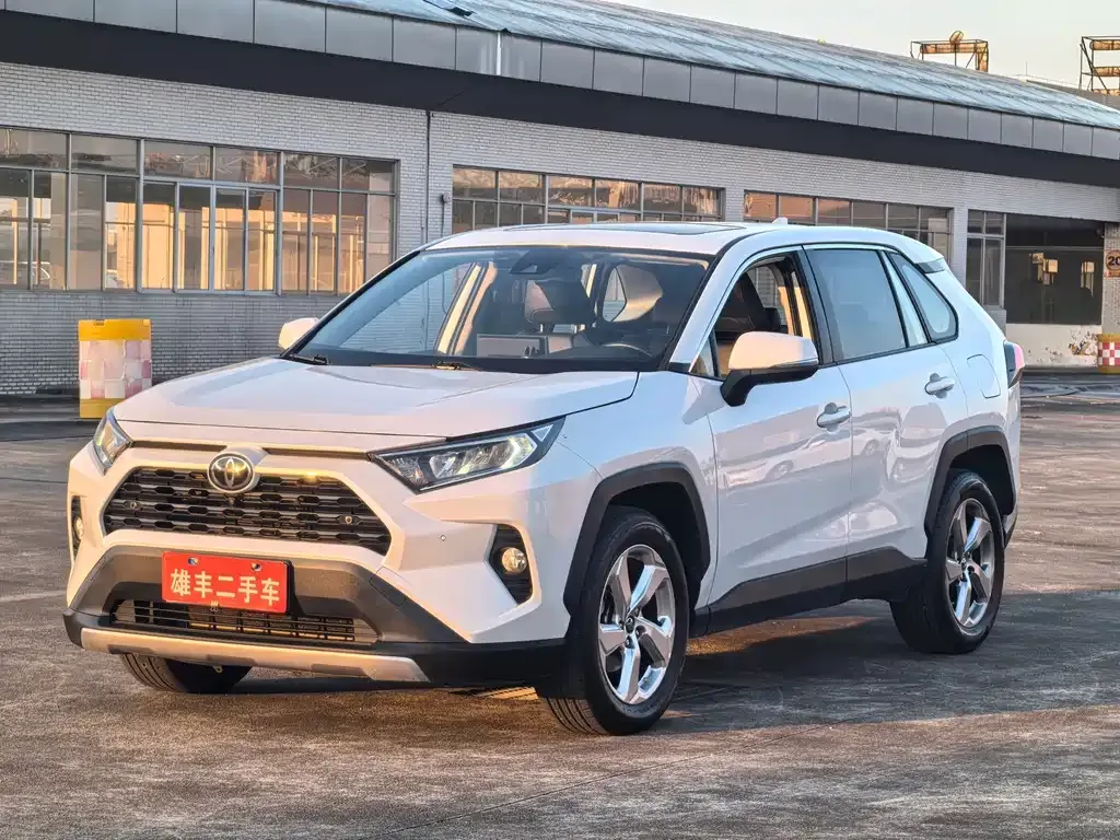 Toyota RAV4 — фото 1