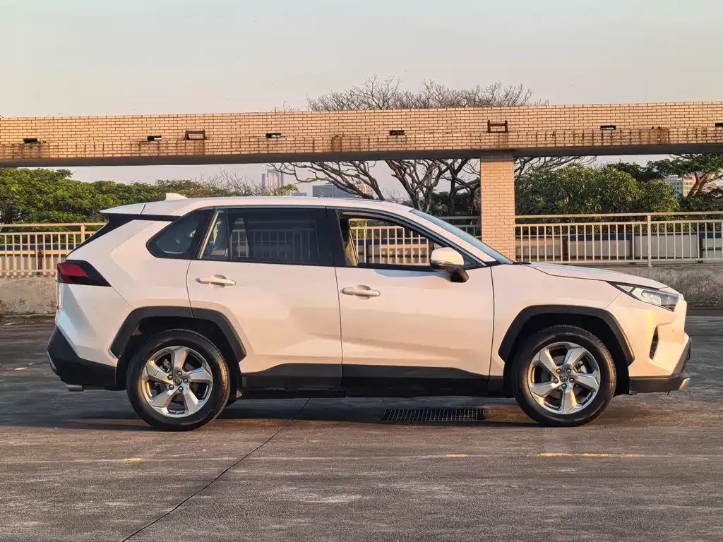 Toyota RAV4 — фото 8