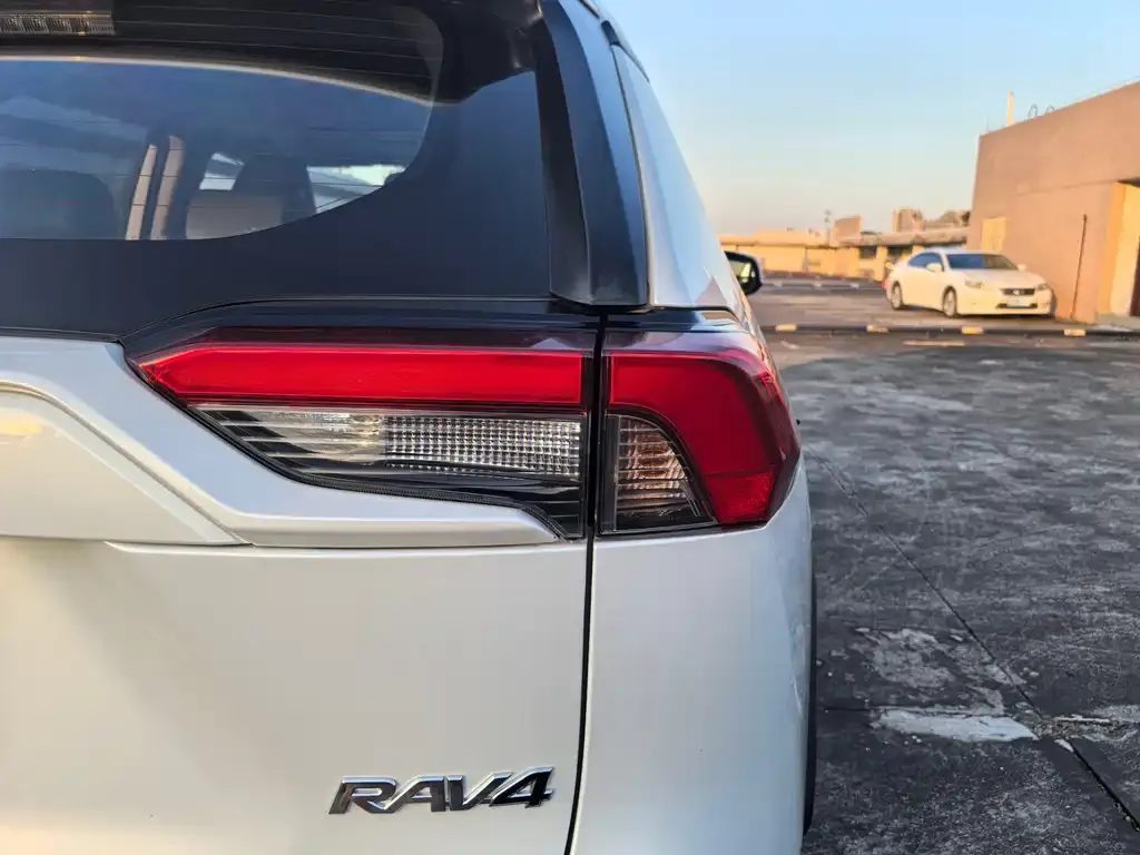 Toyota RAV4 — фото 7