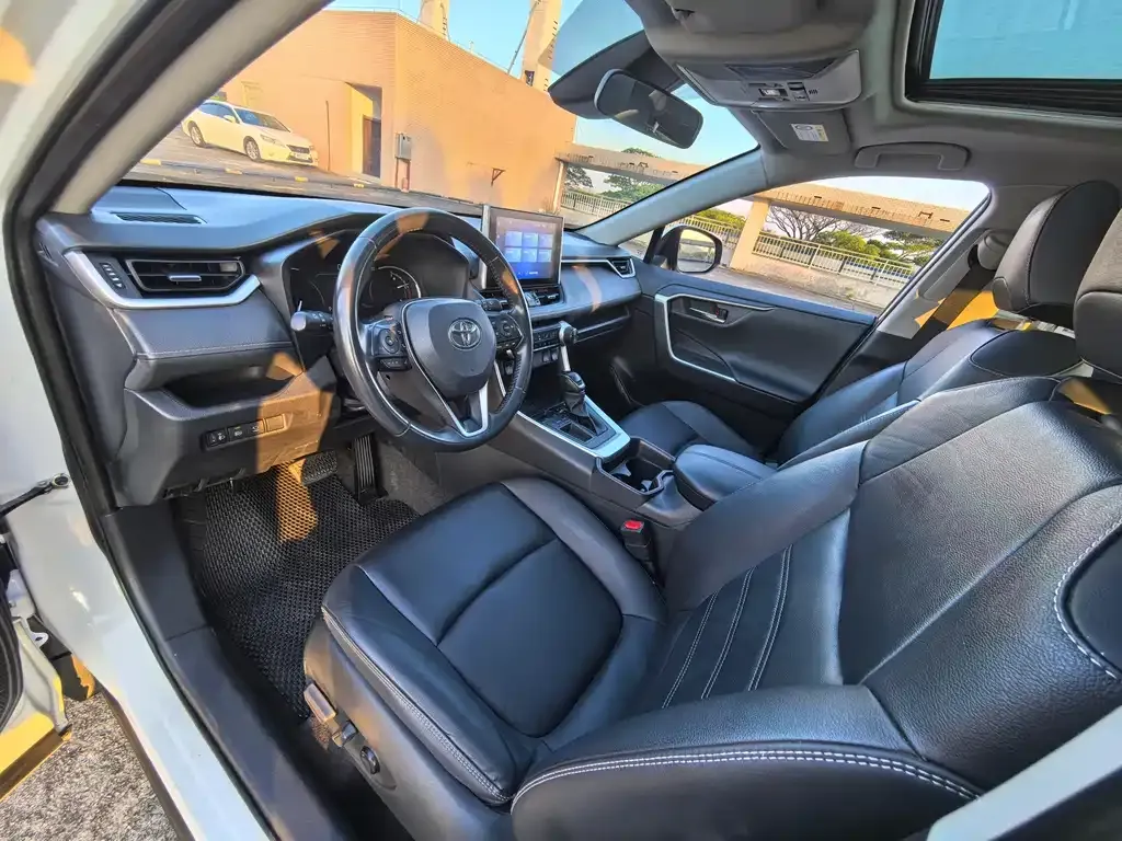Toyota RAV4 — фото 10