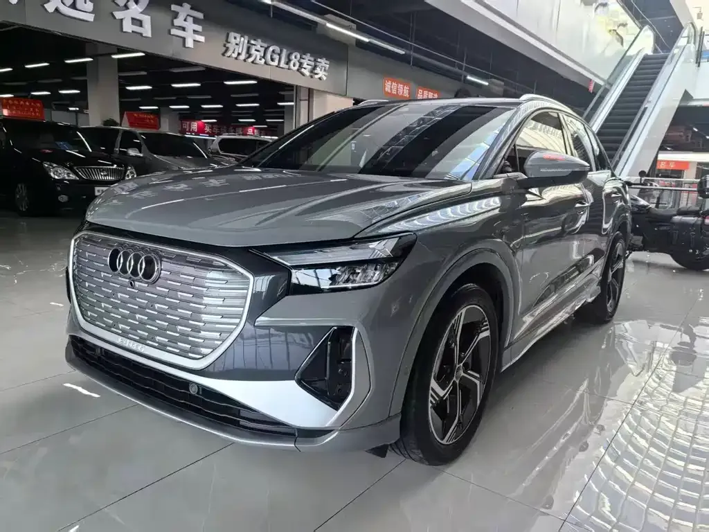 Audi Q4 e-tron — фото 1